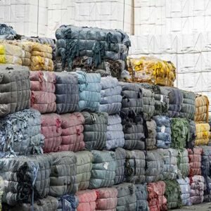 Alte Pullover und Strickjacken aus Schredderrohstoff