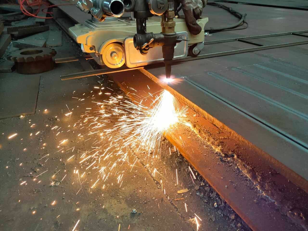 Steel plate cutting on the BSGH workshop floor