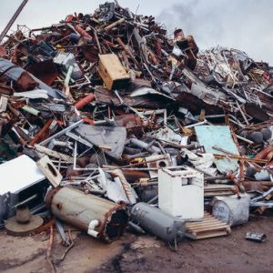 Montón de objetos metálicos en un depósito de chatarra en Varsovia, capital de Polonia