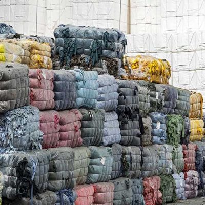 Vieux pull et cardigan en matières premières de déchiquetage