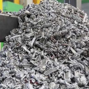 cáscaras de metal desechadas