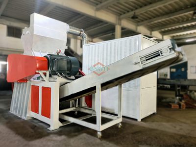 Drahtzerkleinerer-Maschinen-Brechersystem mit Förderband von BSGH Granulator Drahtzerkleinerer-Maschinen-Brechersystem mit Förderband von der BSGH-Granulatorfabrik